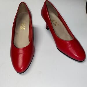 9.2.5. So Soft Red Leather Pointed Toe Pumps Heels Women's Size 7